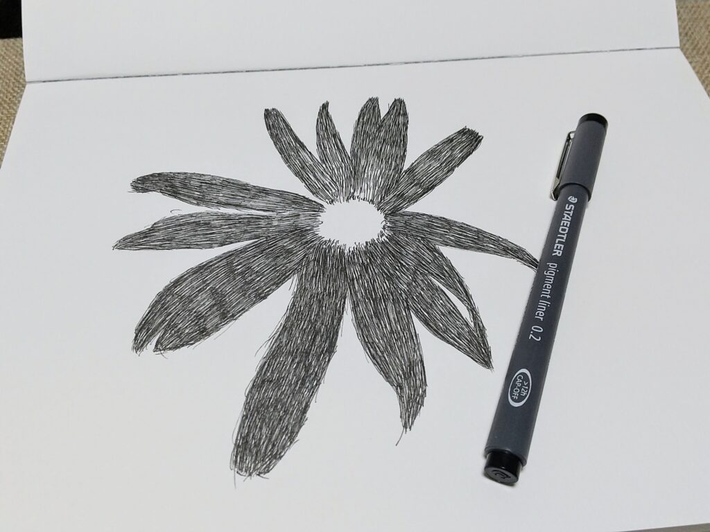 黒いミリペンで線を重ねて描いた、半抽象的なマーガレットの花のドローイング作品