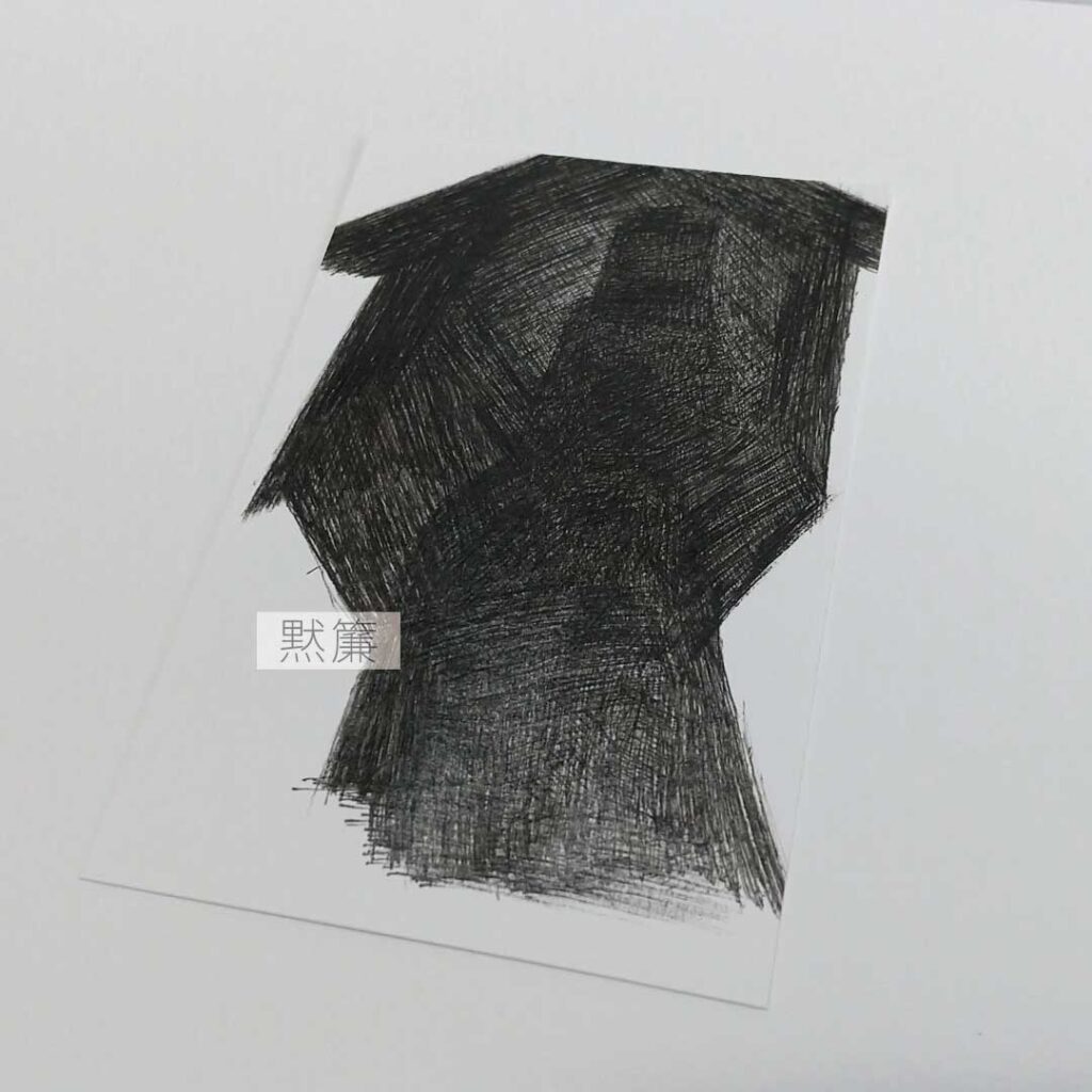 黒の水性顔料系インクのミリペンで描いた小さな抽象画。たくさんの線を縦や横に重ねた背景のなかに女性らしき人物の座る姿がある。